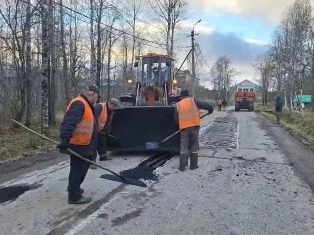 В Ухте спешно латают дороги перед зимой