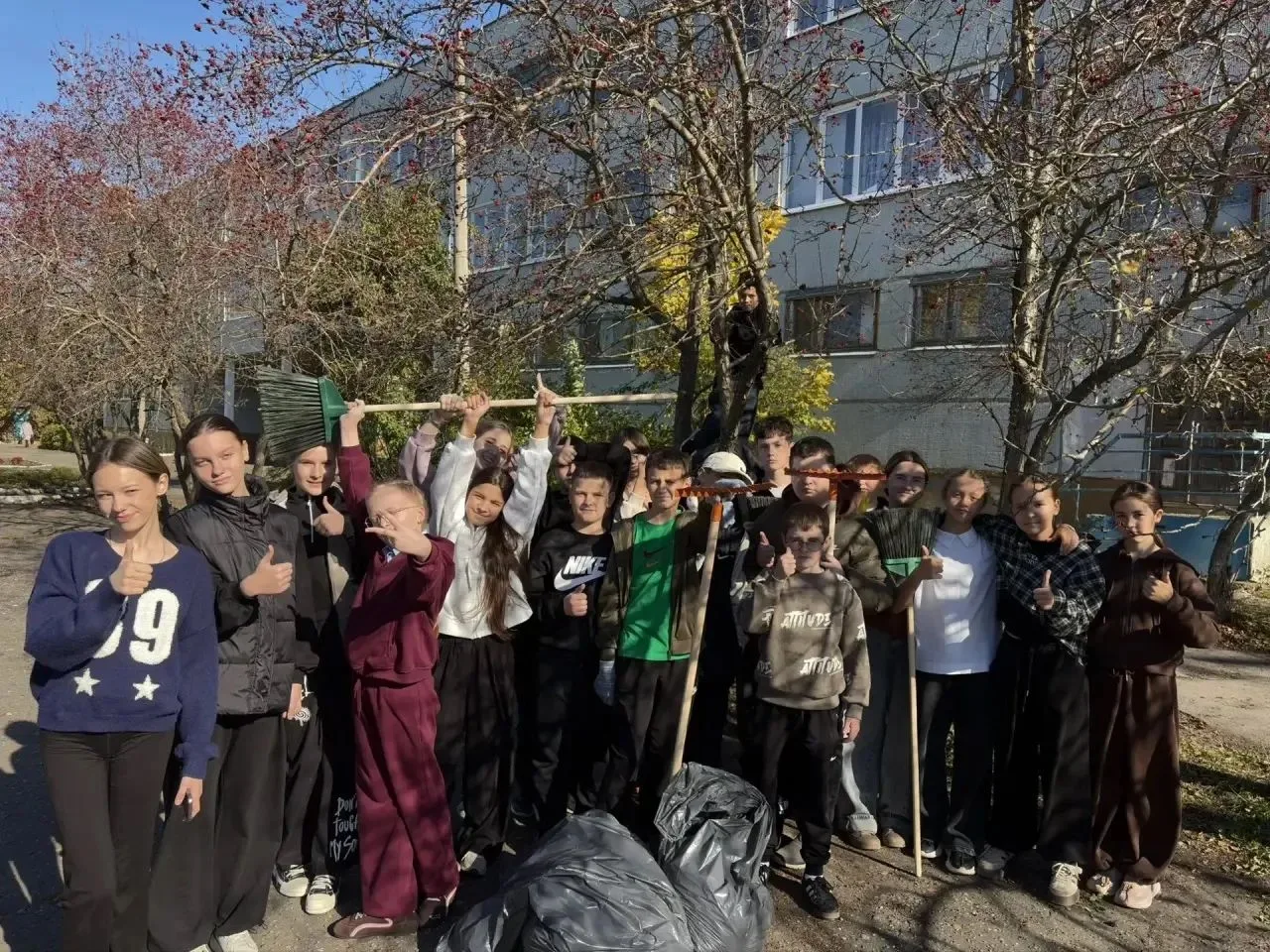 Сделаем школу красивее!!! Под таким девизом 10.10.2026 г. состоялся городской субботник...