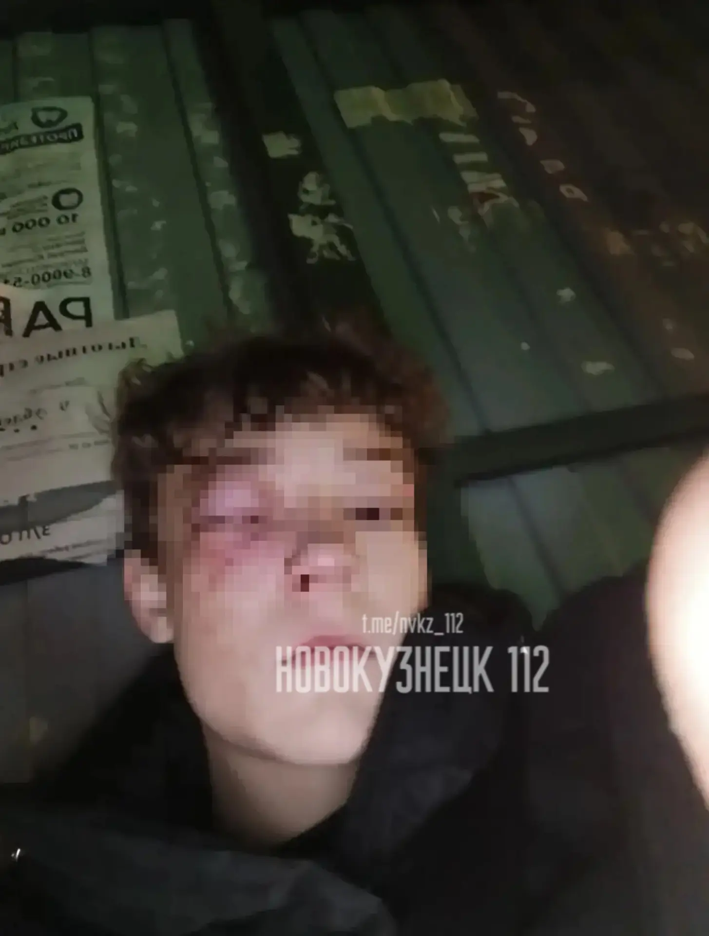Двое Пьяных мужчин и женщина напали на 14-летнего подростка и избили его. Один из них п...