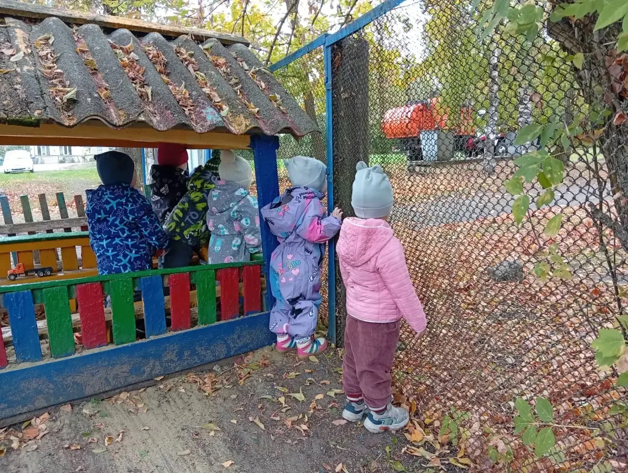 🍁Осень - прекрасная пора! Малыши нашей группы вовсю гуляют на свежем воздухе! 💨