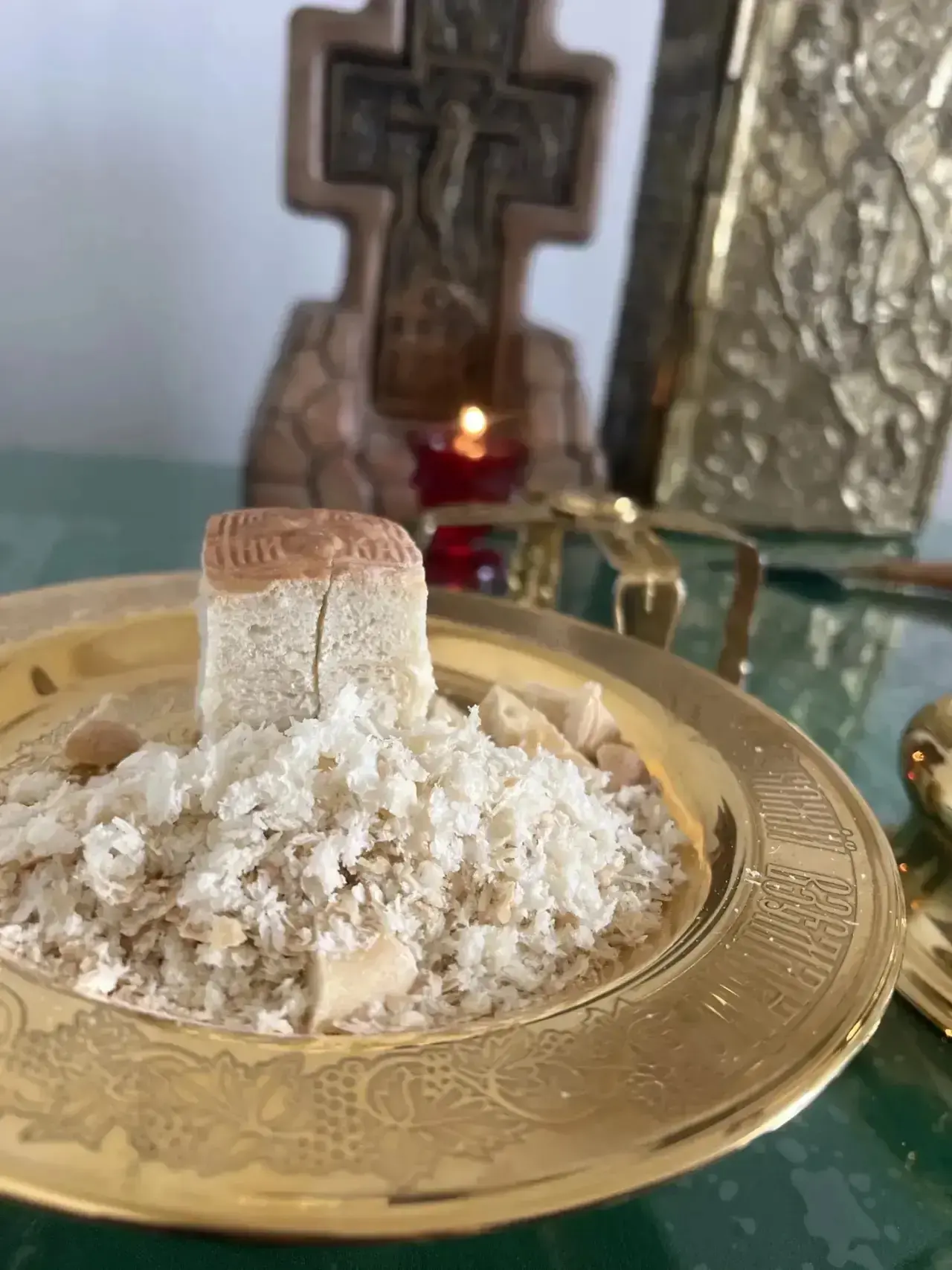 Это остается сокрытым от глаз прихожан и совершается в алтаре🙏🏻