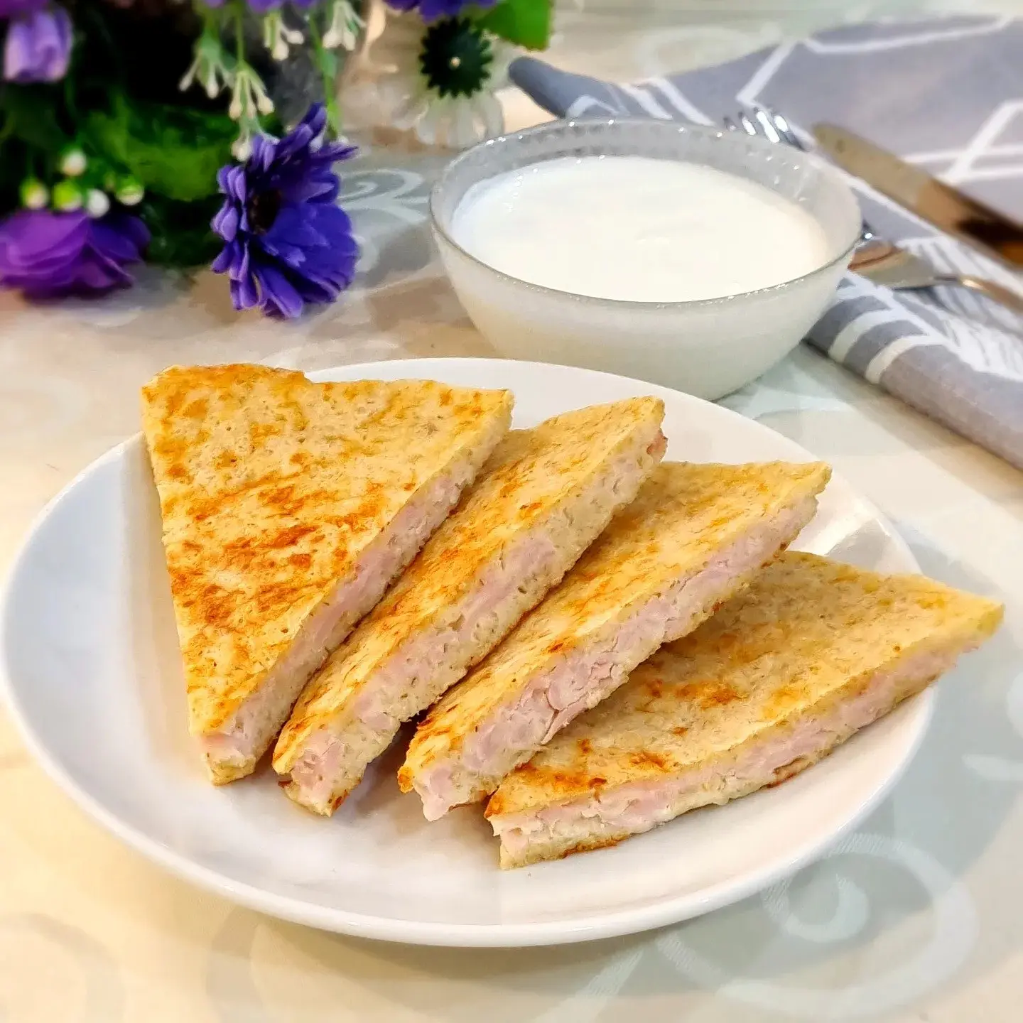 Ловите полезный завтрак 👇Овсяная лепёшка с ветчиной и сыром🌸