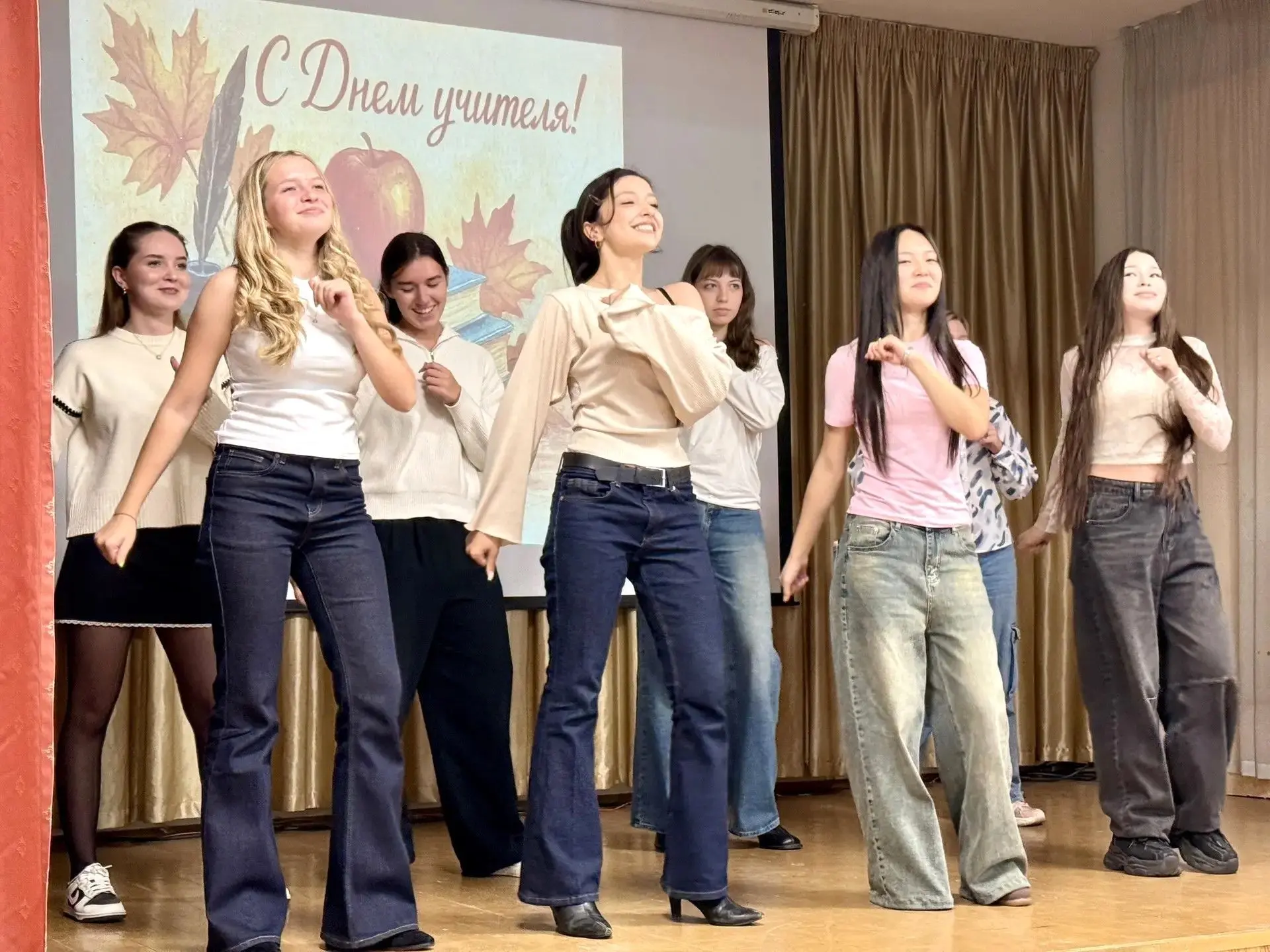 🌸От всех студентов — с любовью: в Комплексе отметили День учителя