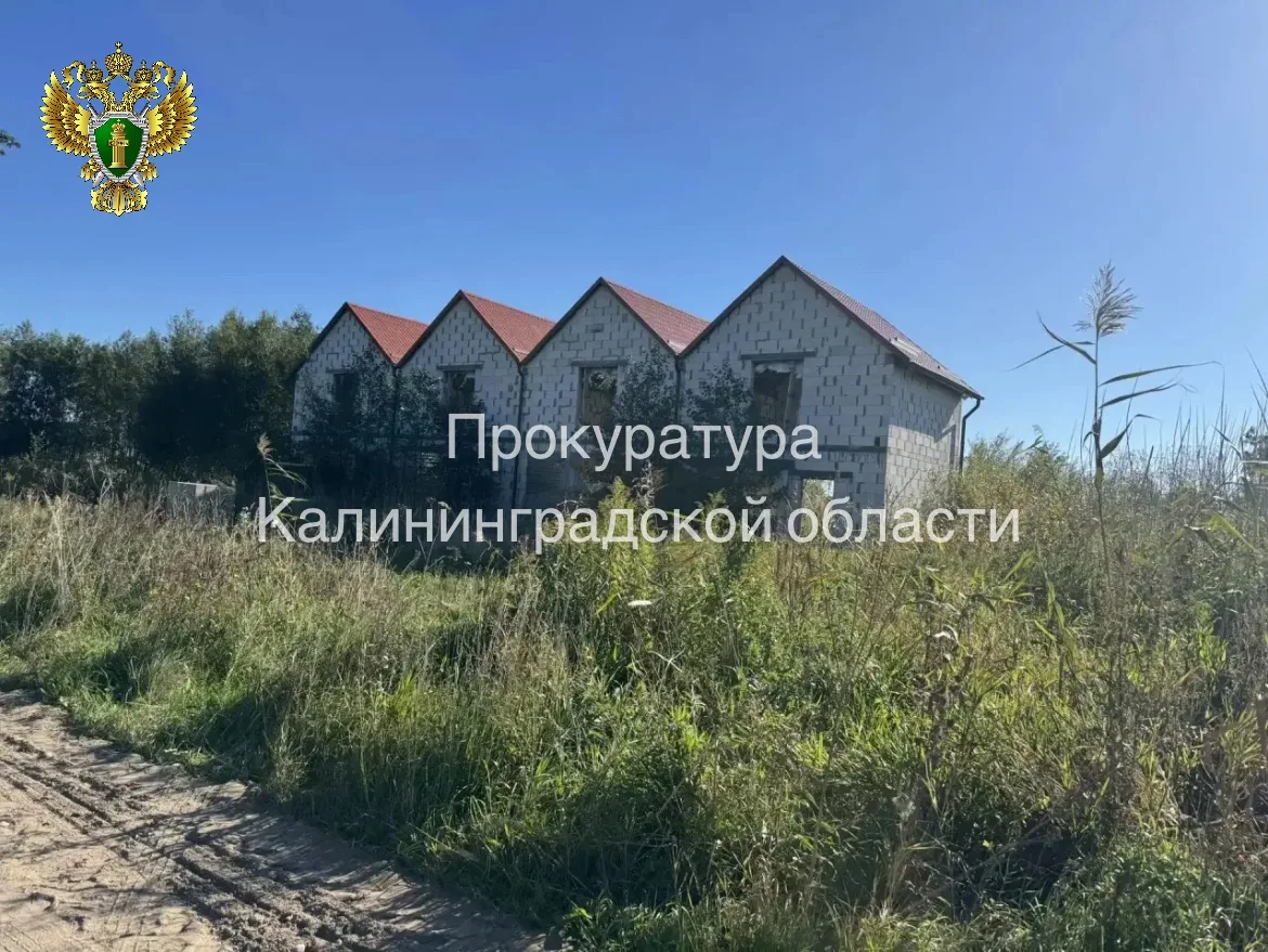 Удовлетворен иск прокуратуры Полесского района о сносе самовольных построек и признании...