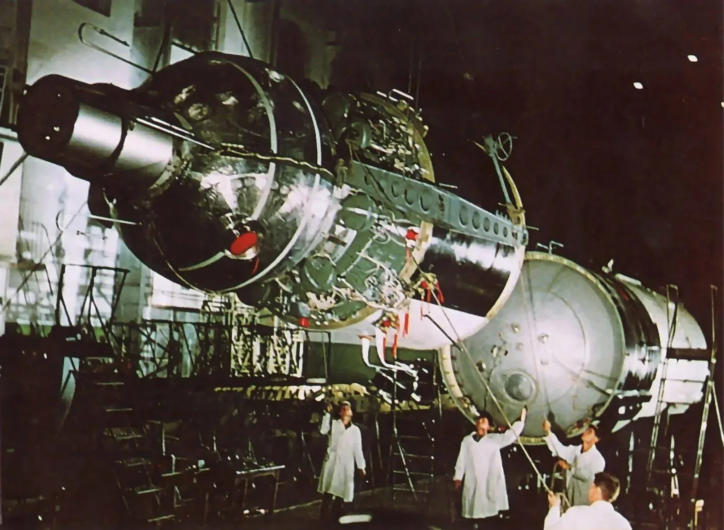 12 октября 1964 года в космос впервые в истории отправился экипаж. На борту первого мно...