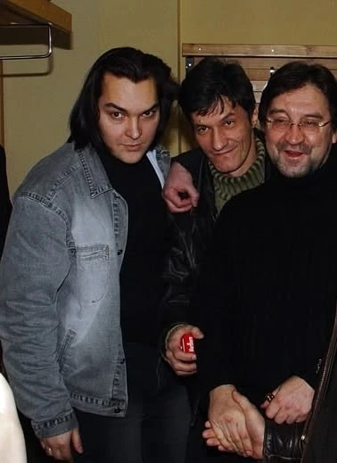 Интервьюер :-"Юрий Шевчук спел: - "Черный пес Петербург". А что для Вас Петербург?"