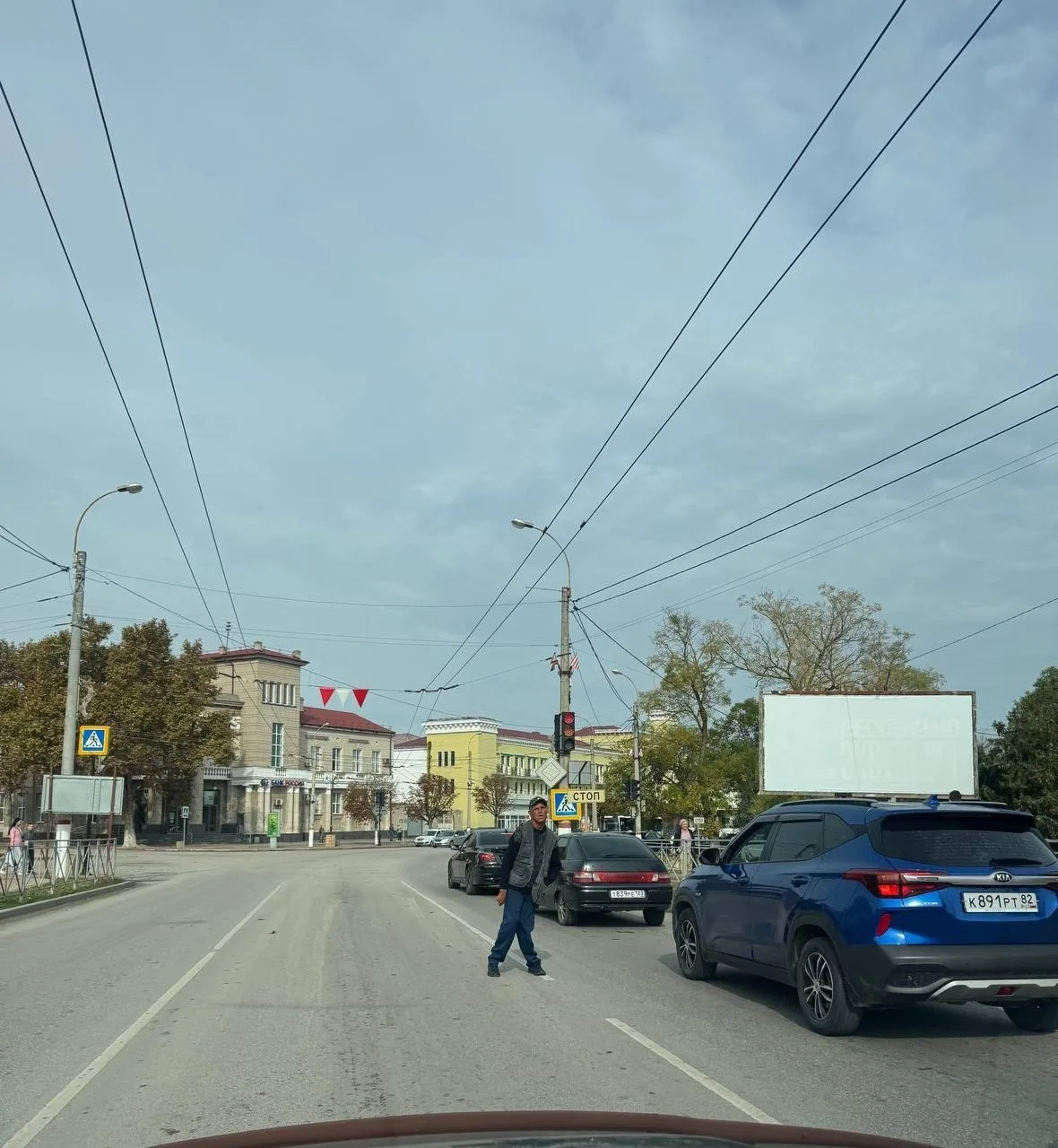 🚨Мужчина на дороге в Керчи: автомобилисты опасаются опасных ситуаций