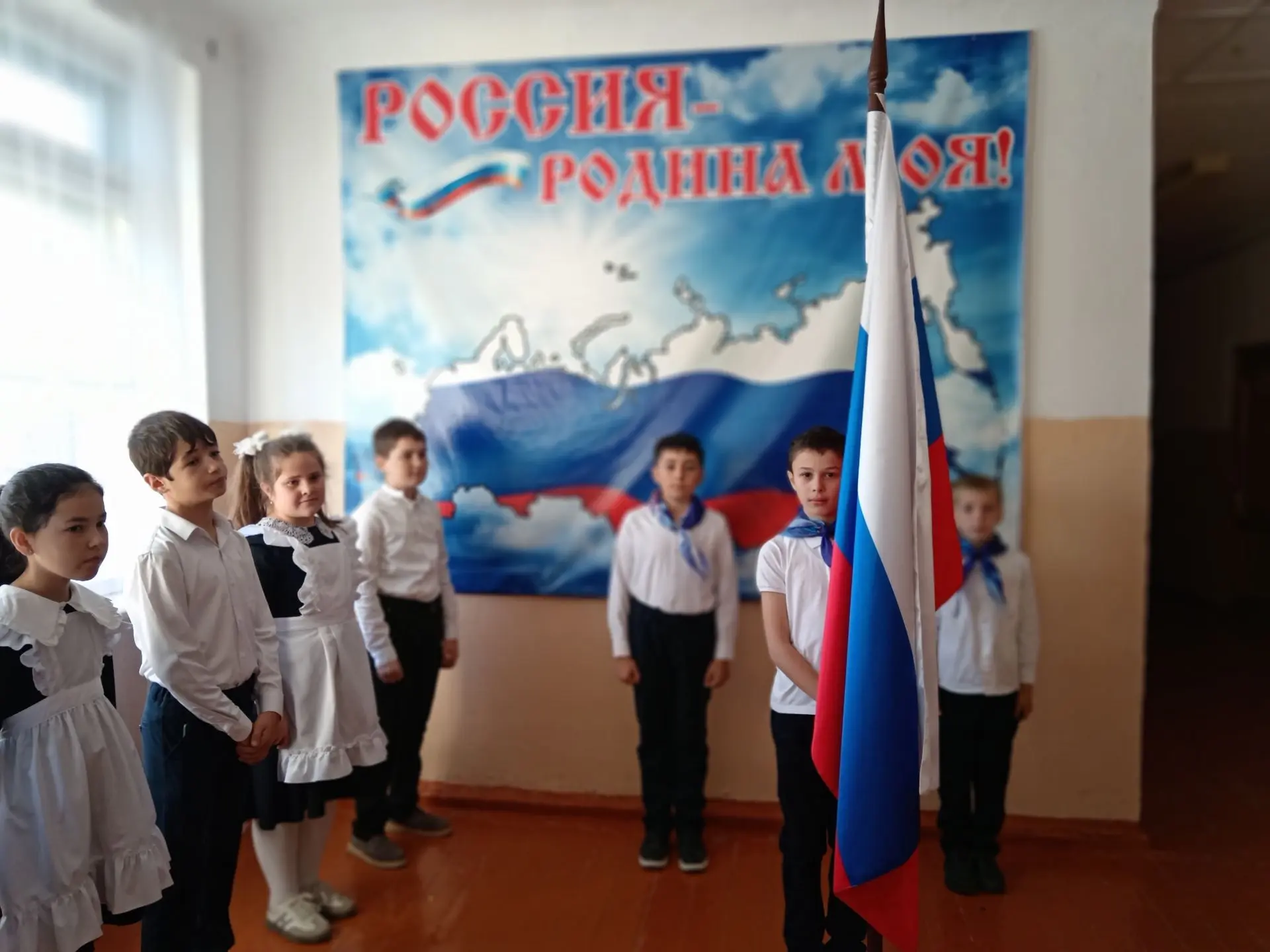 🇷🇺 Неделя началась с выноса флага и гимна!