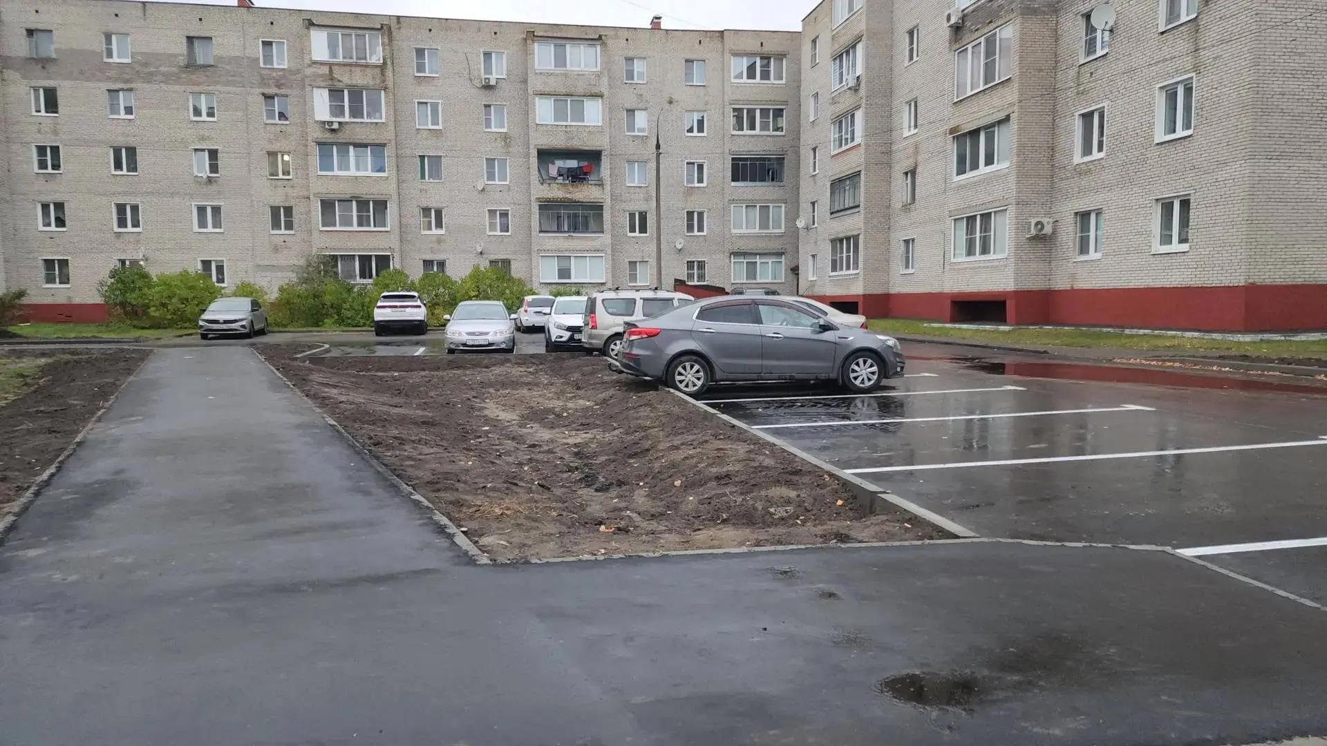 Во дворе домов на Парковской улице и проезде Беляцкого в Орехово-Зуеве работы по асфаль...