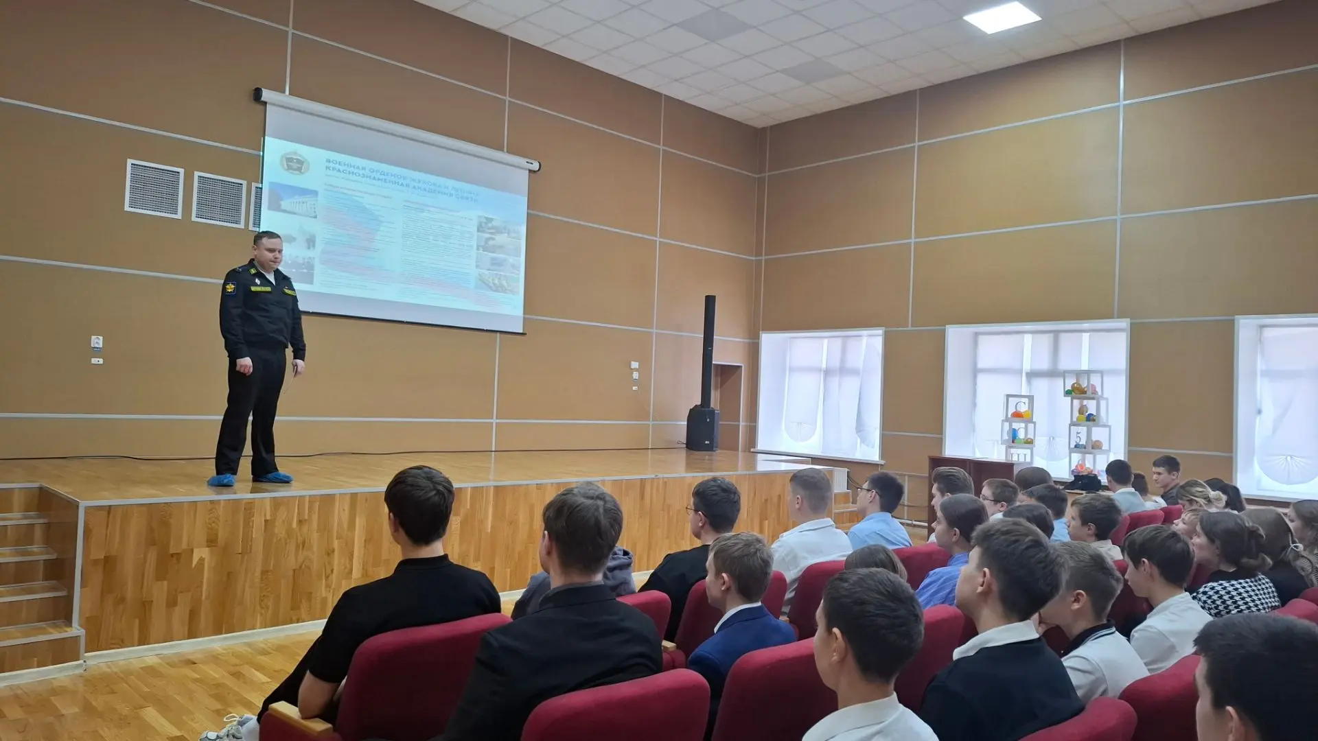 🇷🇺 Сегодня в школе прошла профориентационная  встреча с представителем войсковой части.