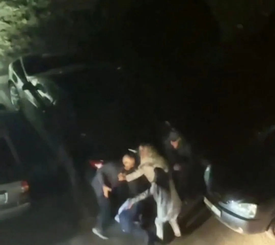 ⚠️В Александровке двое мужчин устроили драку во дворе многоэтажки.