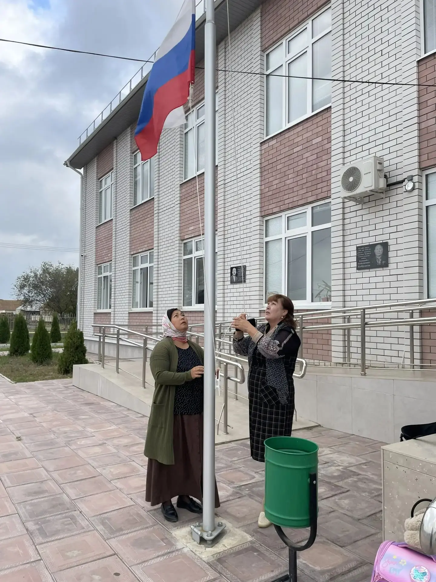 🇷🇺12 октября утро понедельника в школе традиционно началось с общешкольной линейки и ...