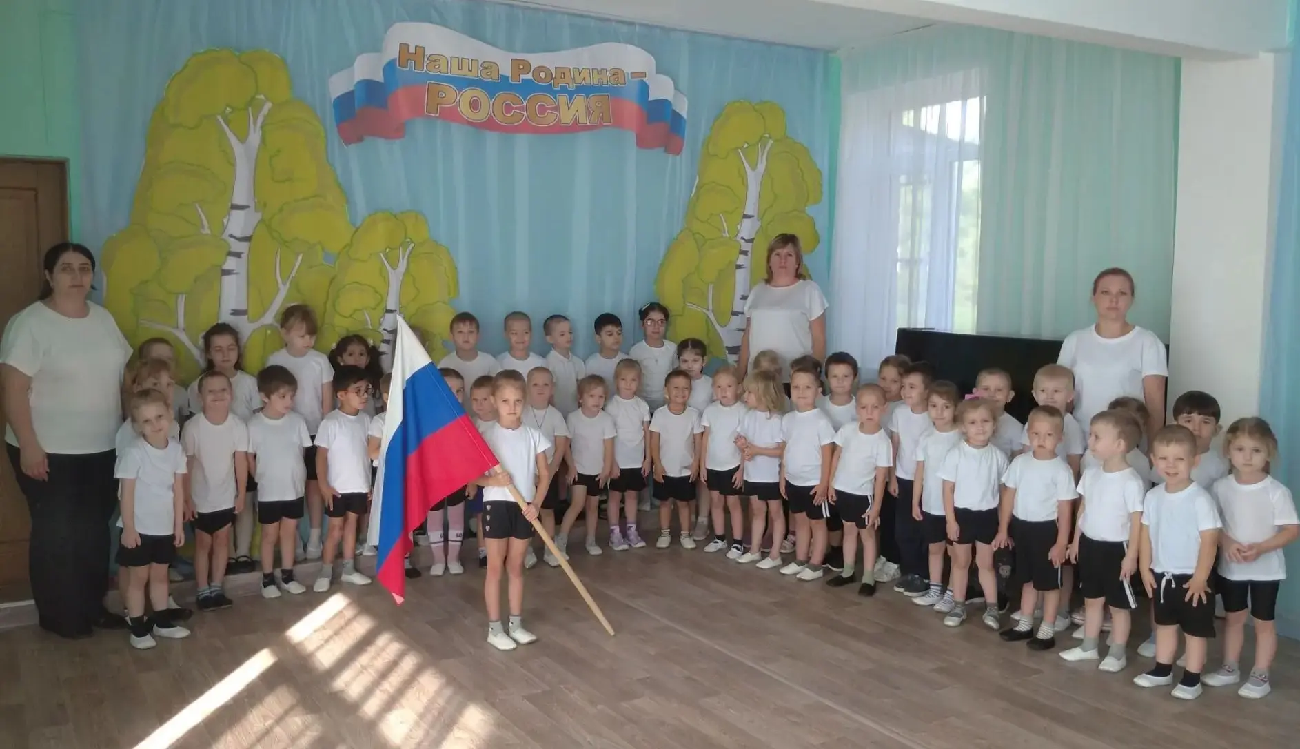 В понедельник утром в нашем детском саду прошло торжественное поднятие флага Российской...