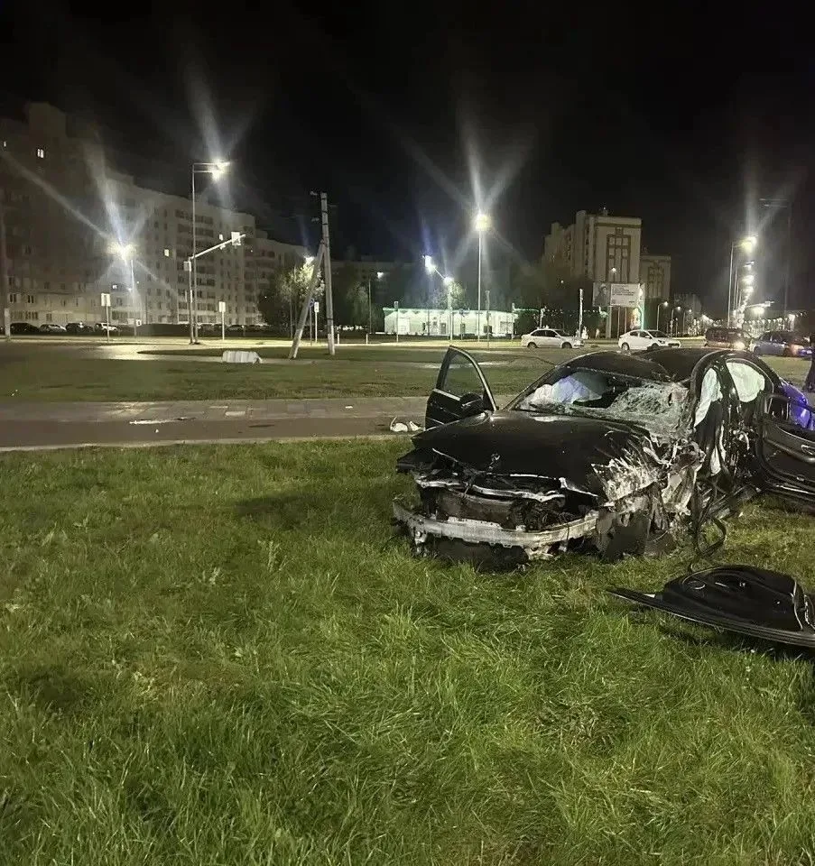 🚨 В Нижнекамске на кольце перевернулся Mercedes — водитель был пьян!