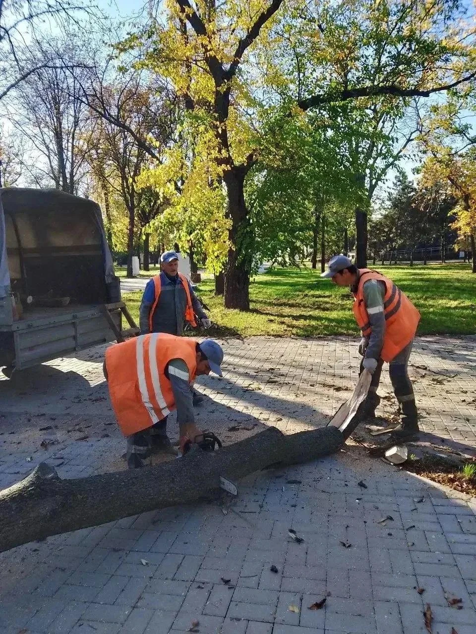 Мариупольские коммунальщики наводят порядки