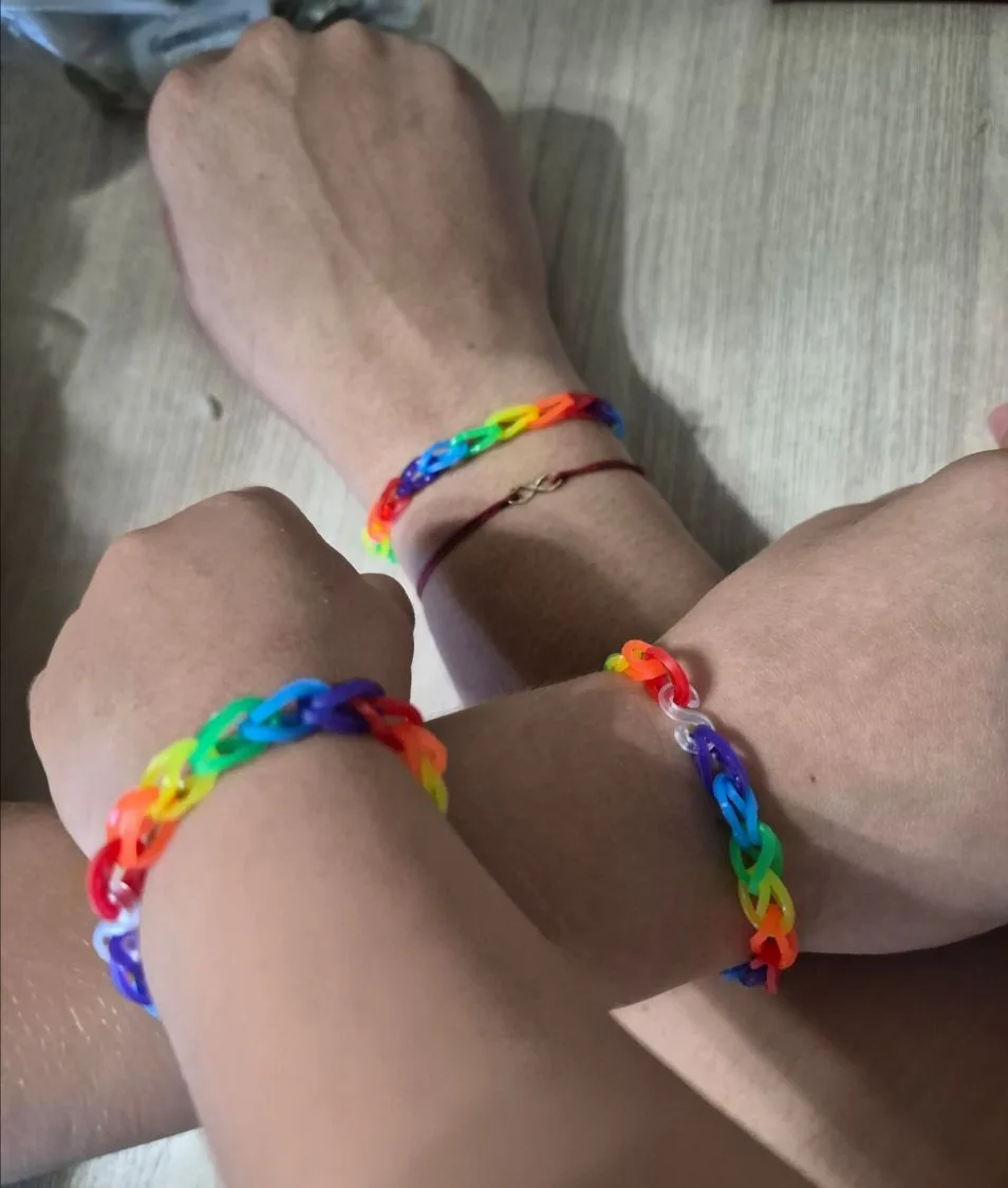 Теперь у всех девочек одинаковые браслеты 🤭