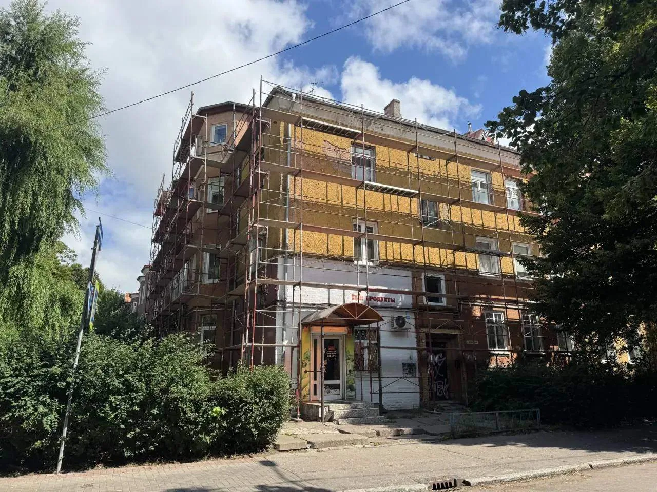 🏠В Калининграде продолжают капремонт исторического дома на Комсомольской.