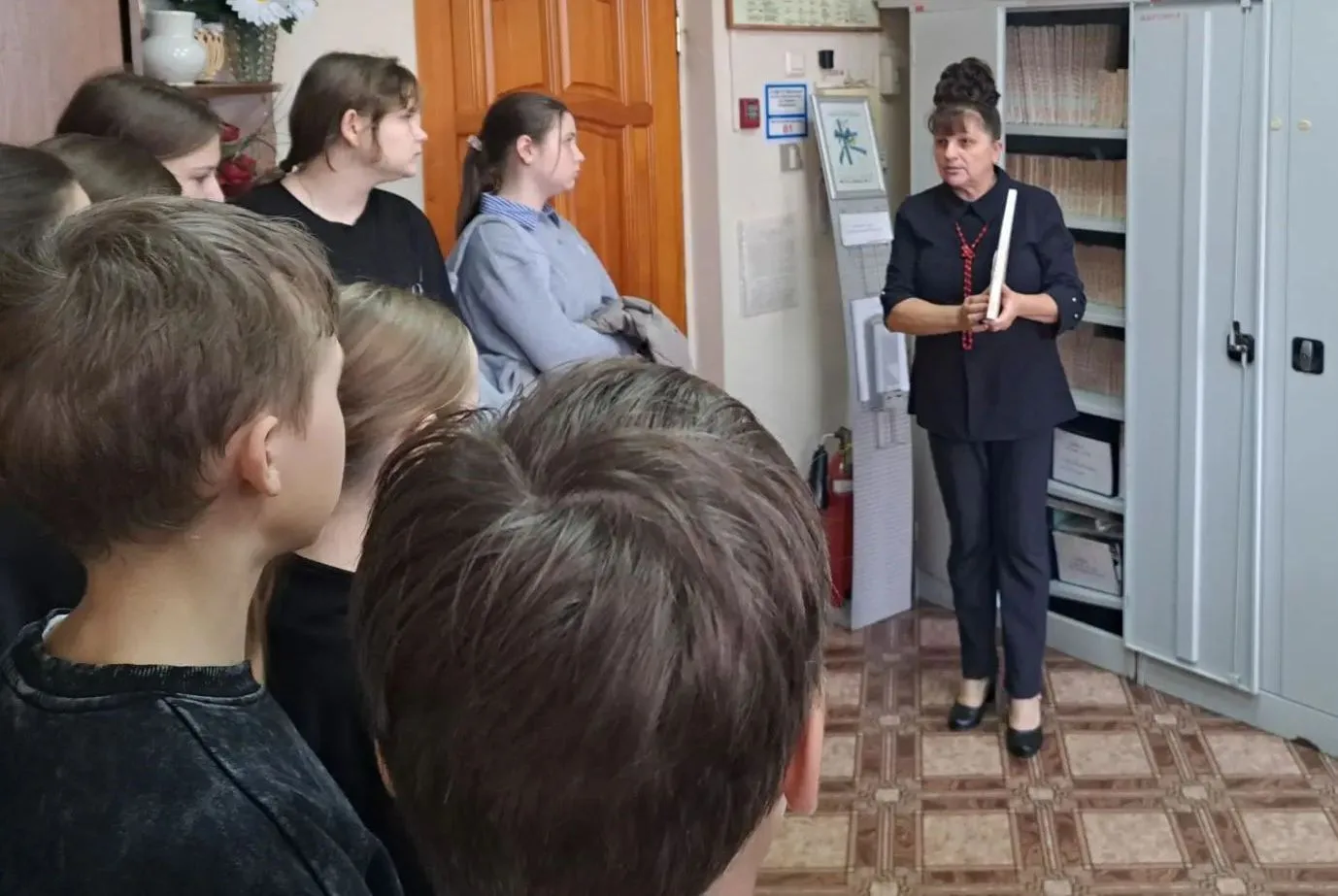 Семиклассники Лухской средней школы посетили Лухский ЗАГС.  Руководитель ЗАГСа Нелли Ба...