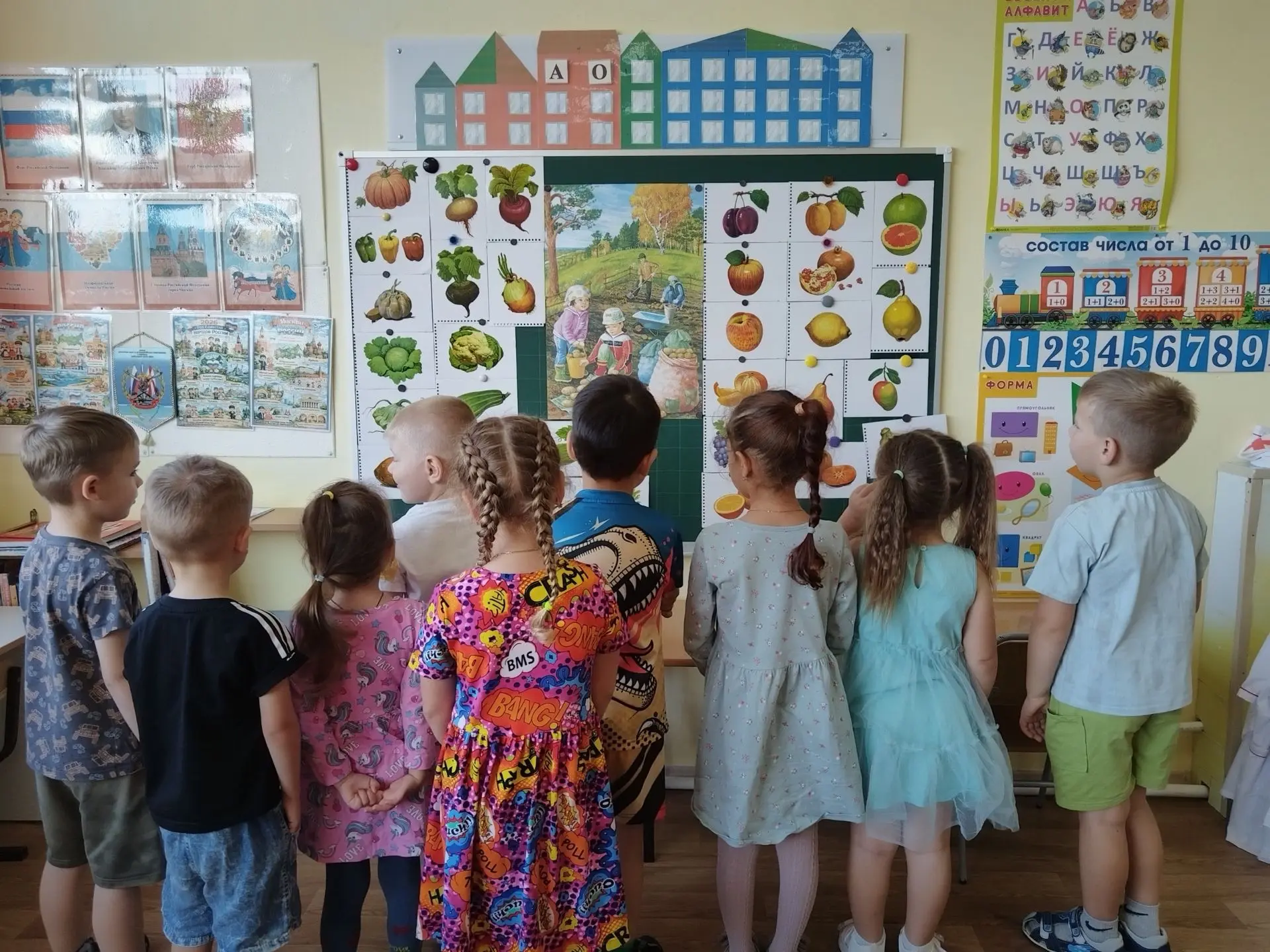 В группе "Непоседы" прошло увлекательное занятие, посвященное теме "Овощи и фрукты".
