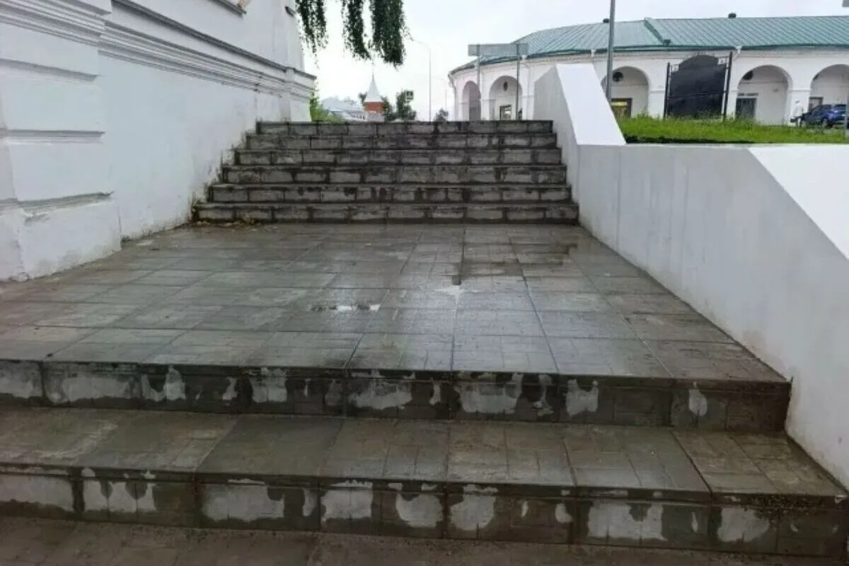 В Костроме восстановили лестницу между ул. Островского и Молочной горой 🛠️