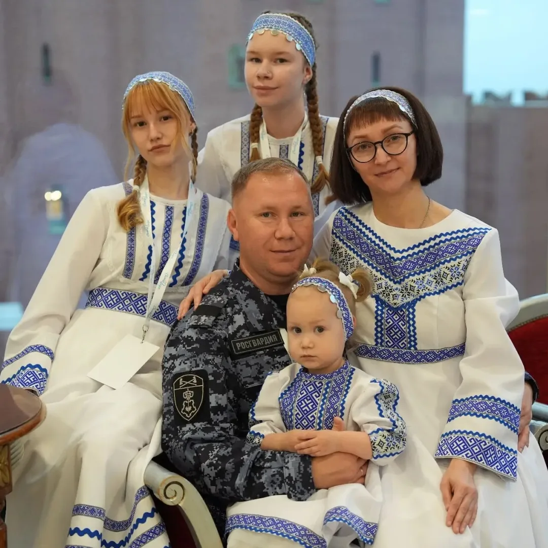 Знакомы еще со школы, потом встретились на дискотеке и стали «Семьей года». Это если кр...