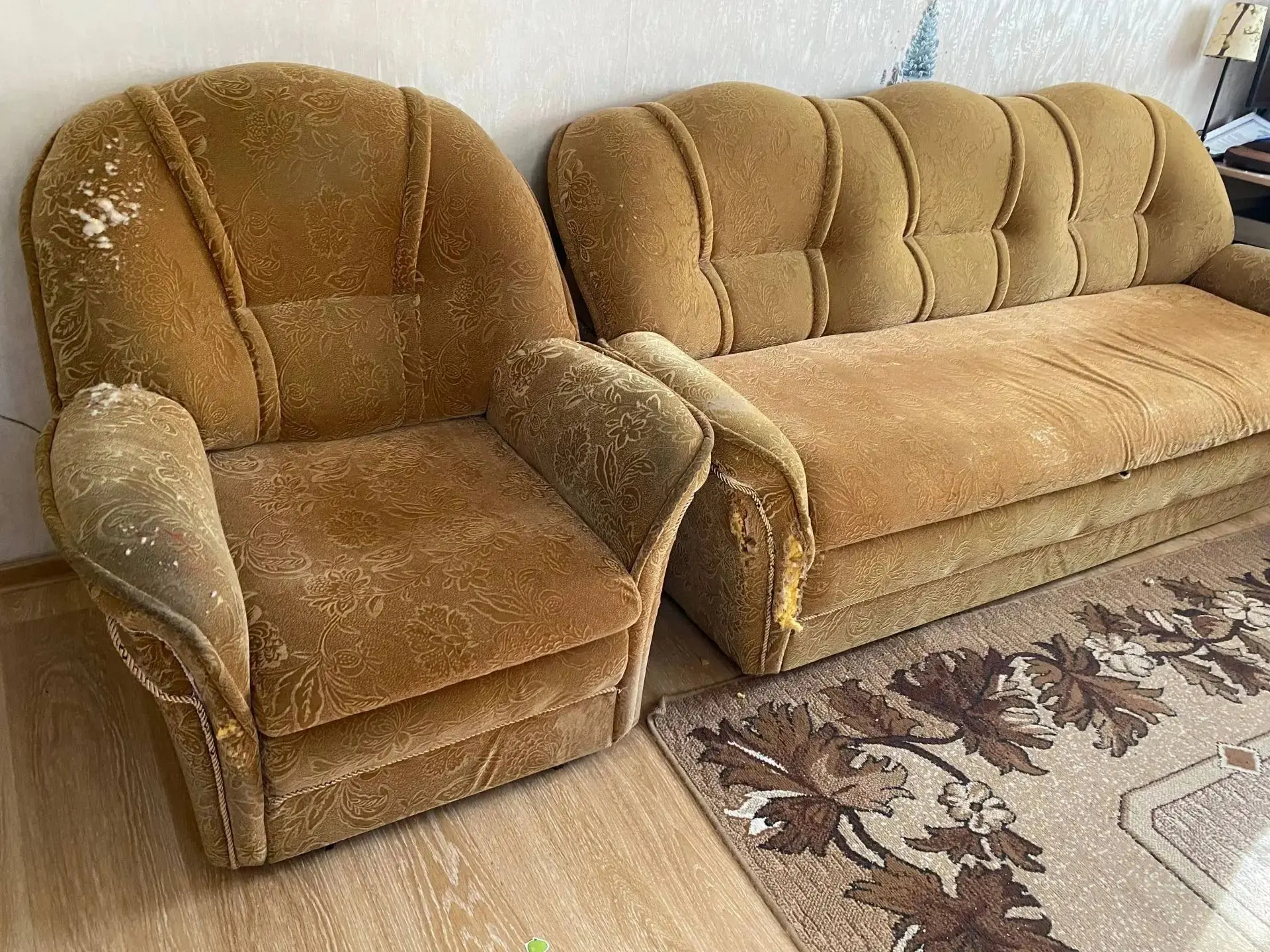 Отдам даром диван и 2 кресла. Самовывоз с улицы Восход. 89655883180
