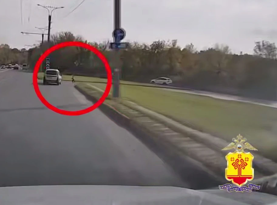 🤯😨 «Выбежал на оживлённую дорогу»: в Чебоксарах пятилетний мальчик один ушёл из ЮЗР в...