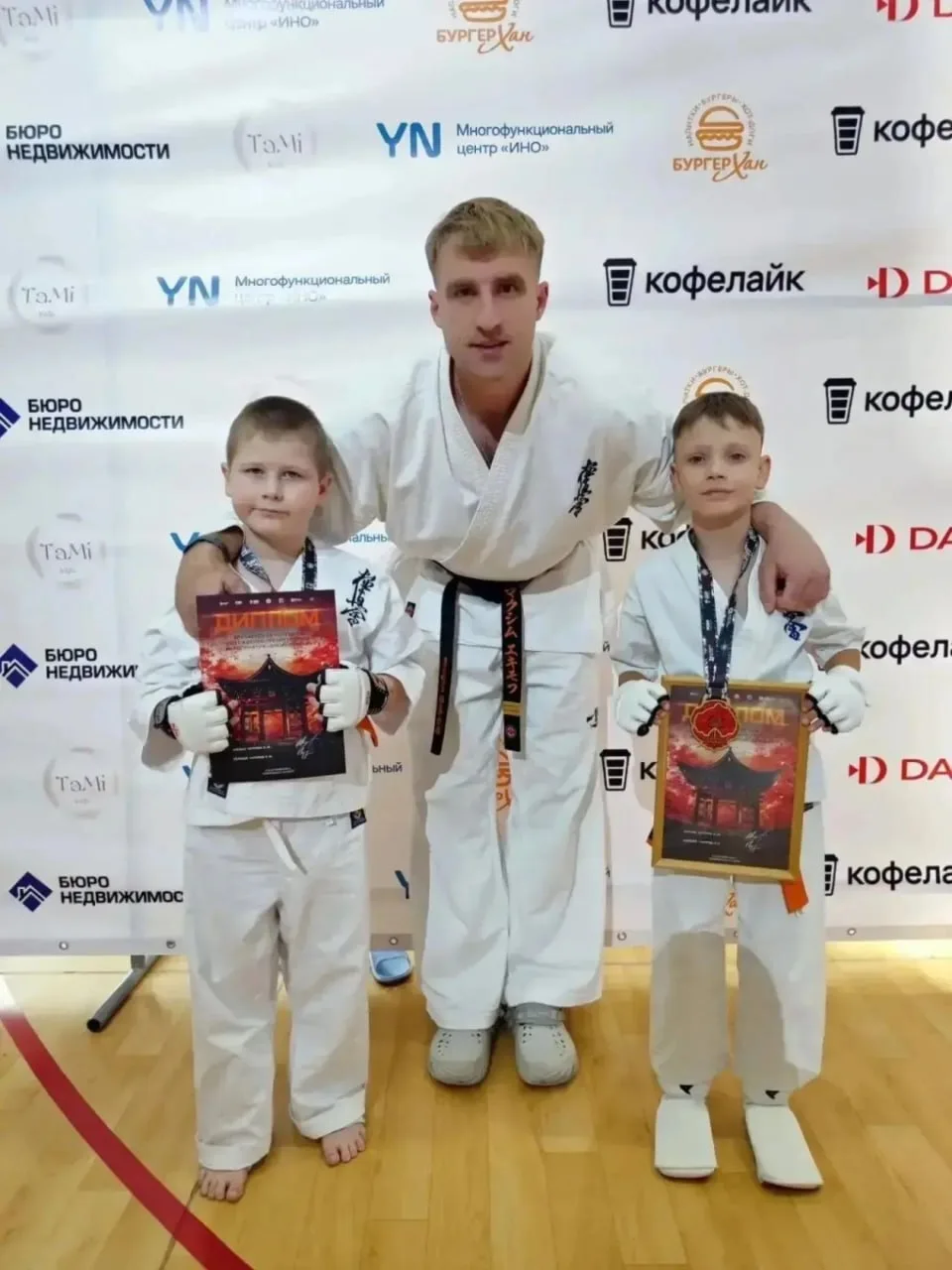 🥋 Каратисты ЕАО привезли 23 медали с дальневосточного турнира "Время первых"