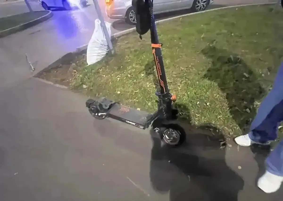 В Нижнекамске 17-летнюю девушку и 9-летнего мальчика на электросамокате сбил автомобиль...