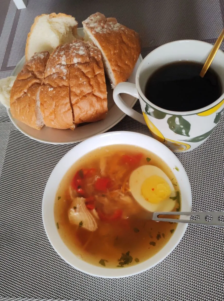 Наш обед. Супчик с паутинкой, хлеб и чай 😋 Приятного аппетита