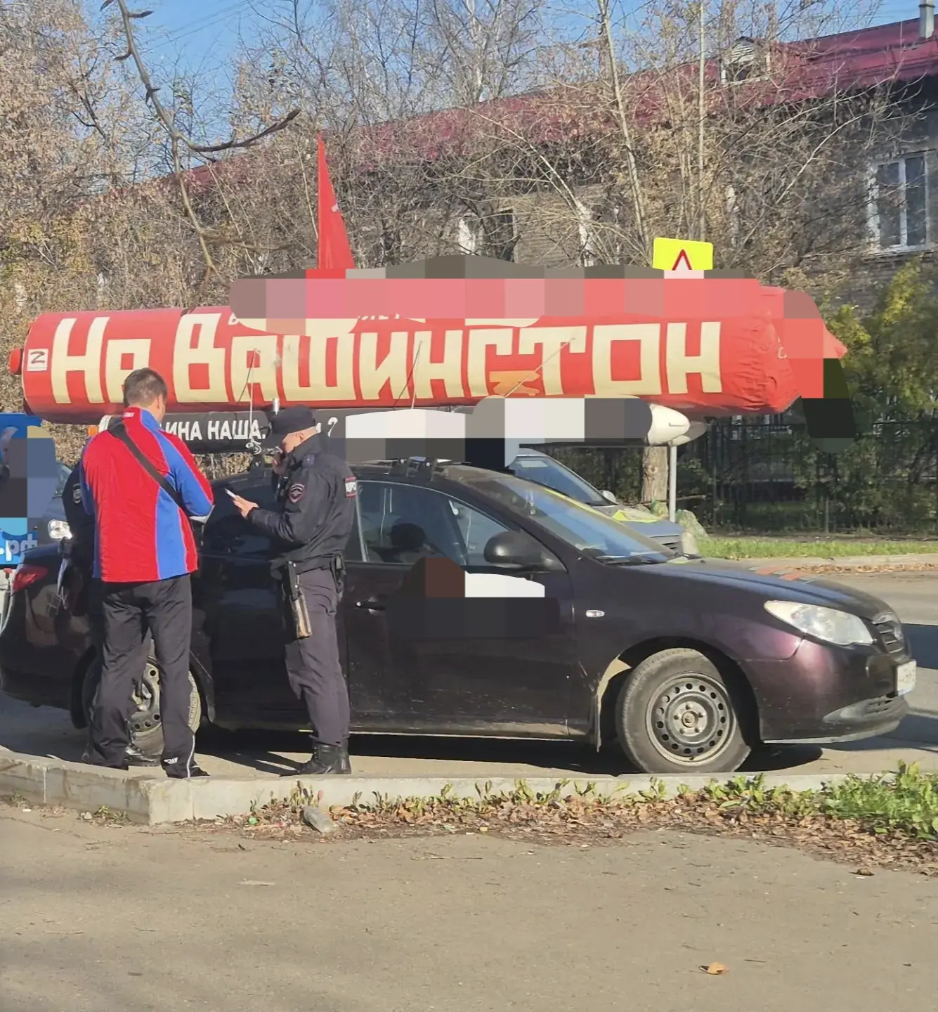 ⚡️Полиция "допрашивает" водителя авто с ракетой на крыше у "Семи чудес"😳