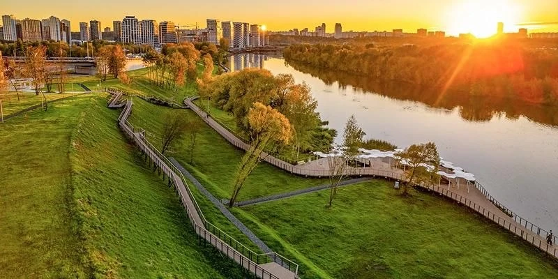 🍂 В Мневниковской пойме появился новый прогулочный маршрут у воды