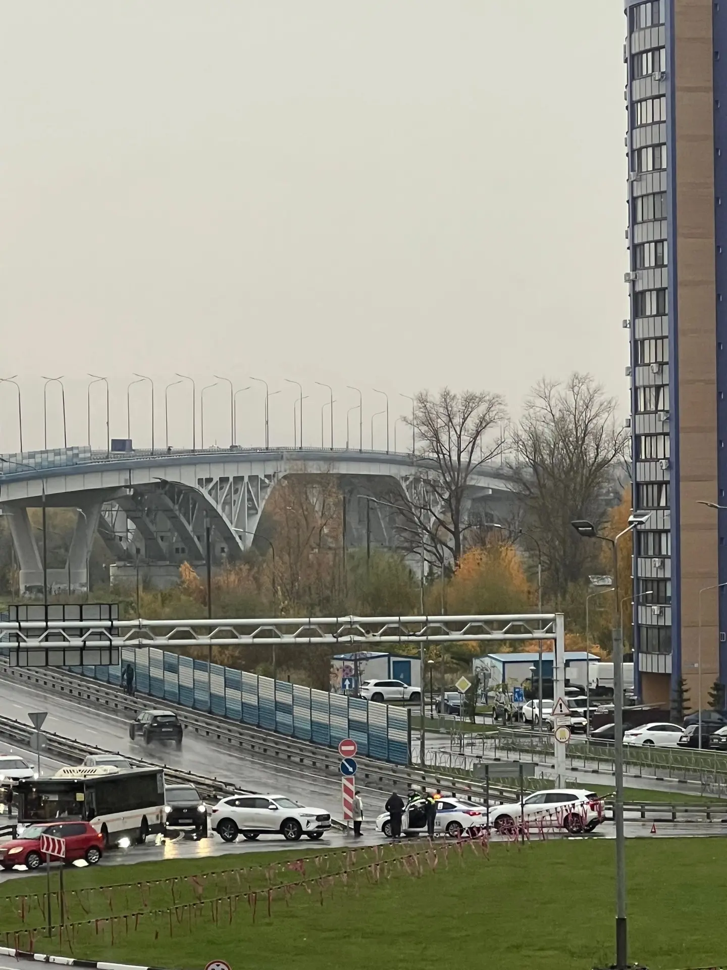 Утренняя авария на мосту. Интересно водитель слева куда направлялся?