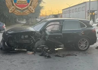 В Вольске кроссовер Porsche протаранил бетонный блок