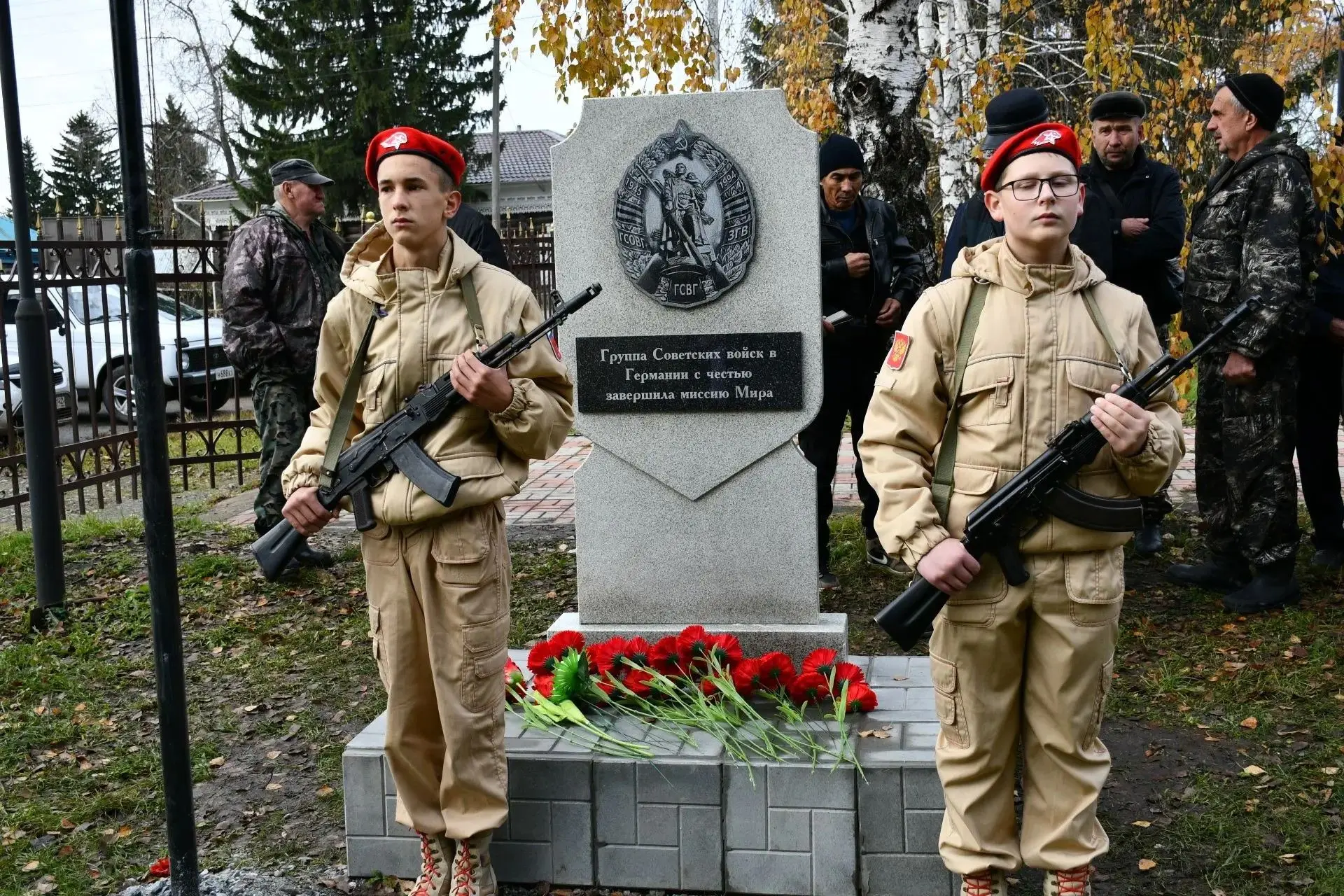 Щит мира в сердце Европы: в Кыштовке открыли памятную стелу землякам — ветеранам ГСВГ.