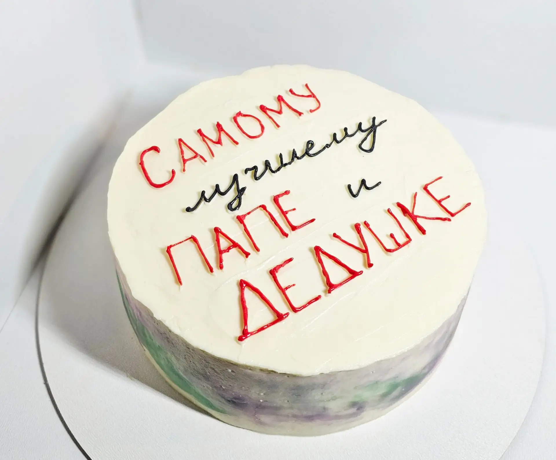 И ни к чему лишние слова🔴🍓 красный бархат с клубничной начинкой едет поздравить лучше...