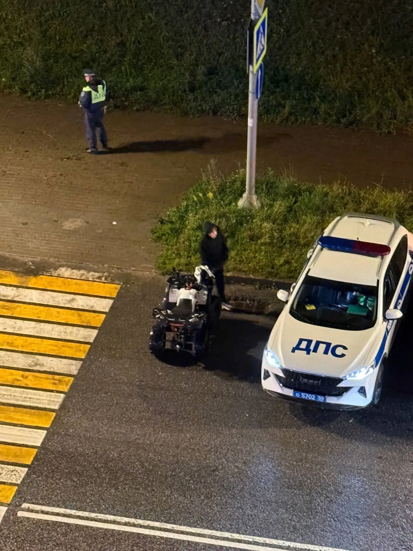 🚨 В ЖК Ильинские Луга вчера вечером полиция задержала подростка на квадроцикле.