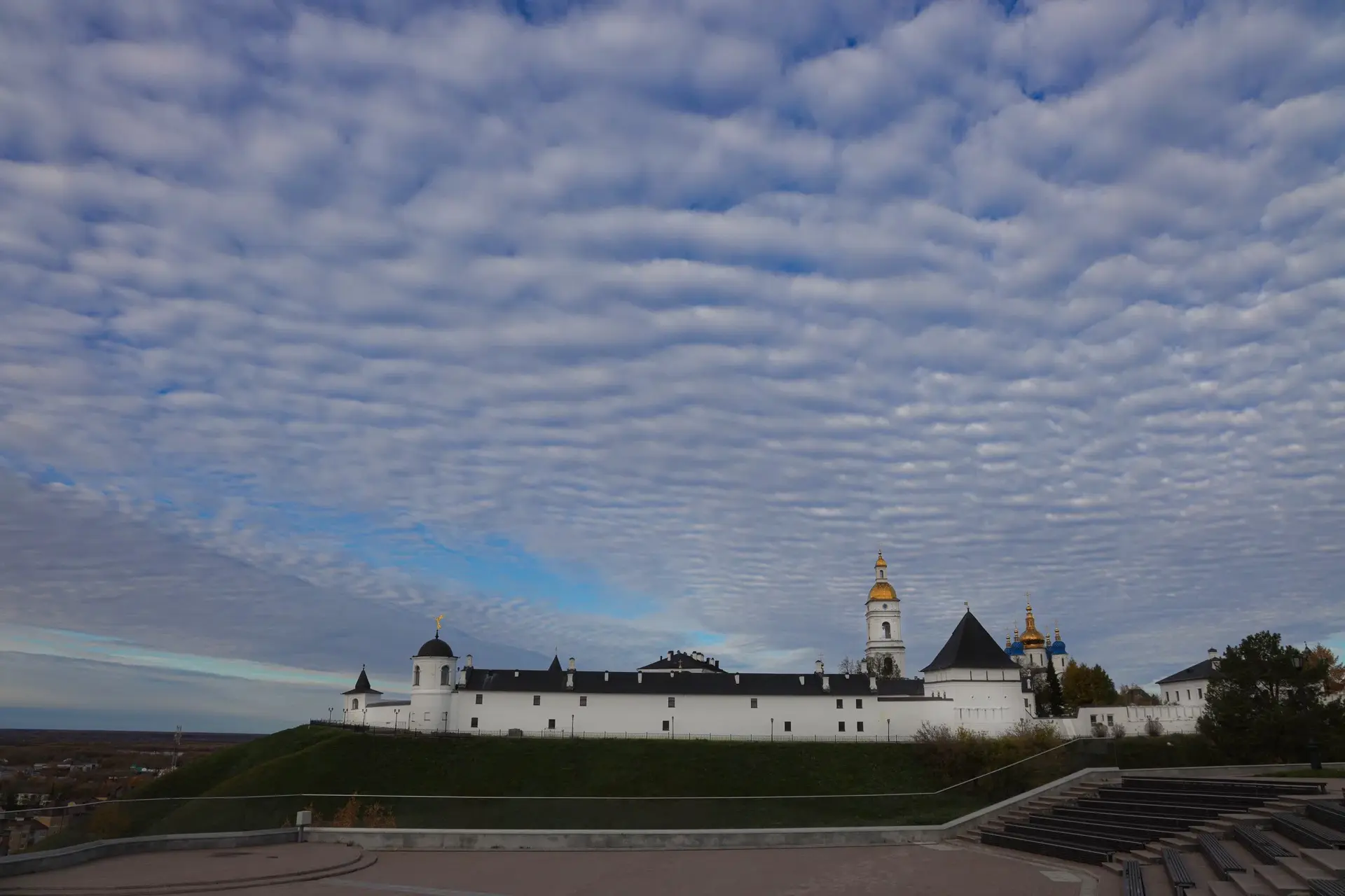 Сегодня над городом небо было нереальной красоты и только ленивый не сфотографировал. Е...