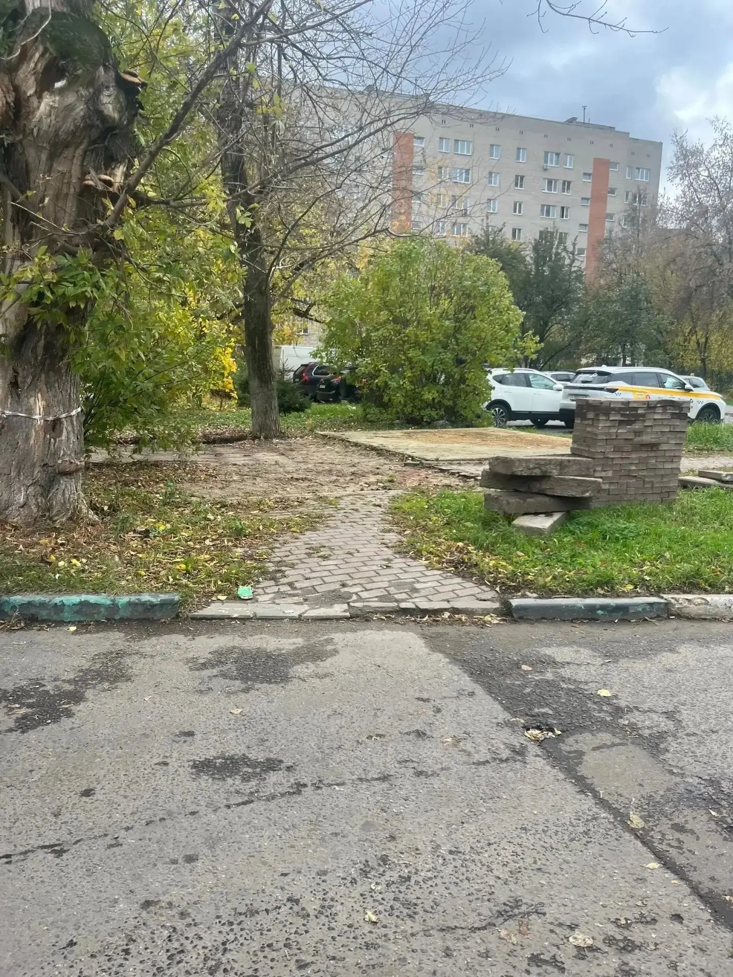 Вместо тротуаров новых, убирают старый.
