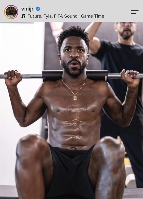 🏋🏻‍♂️ Винисиус начал выкладывать фотки с качалки и показывать свои татуировки — хочет...
