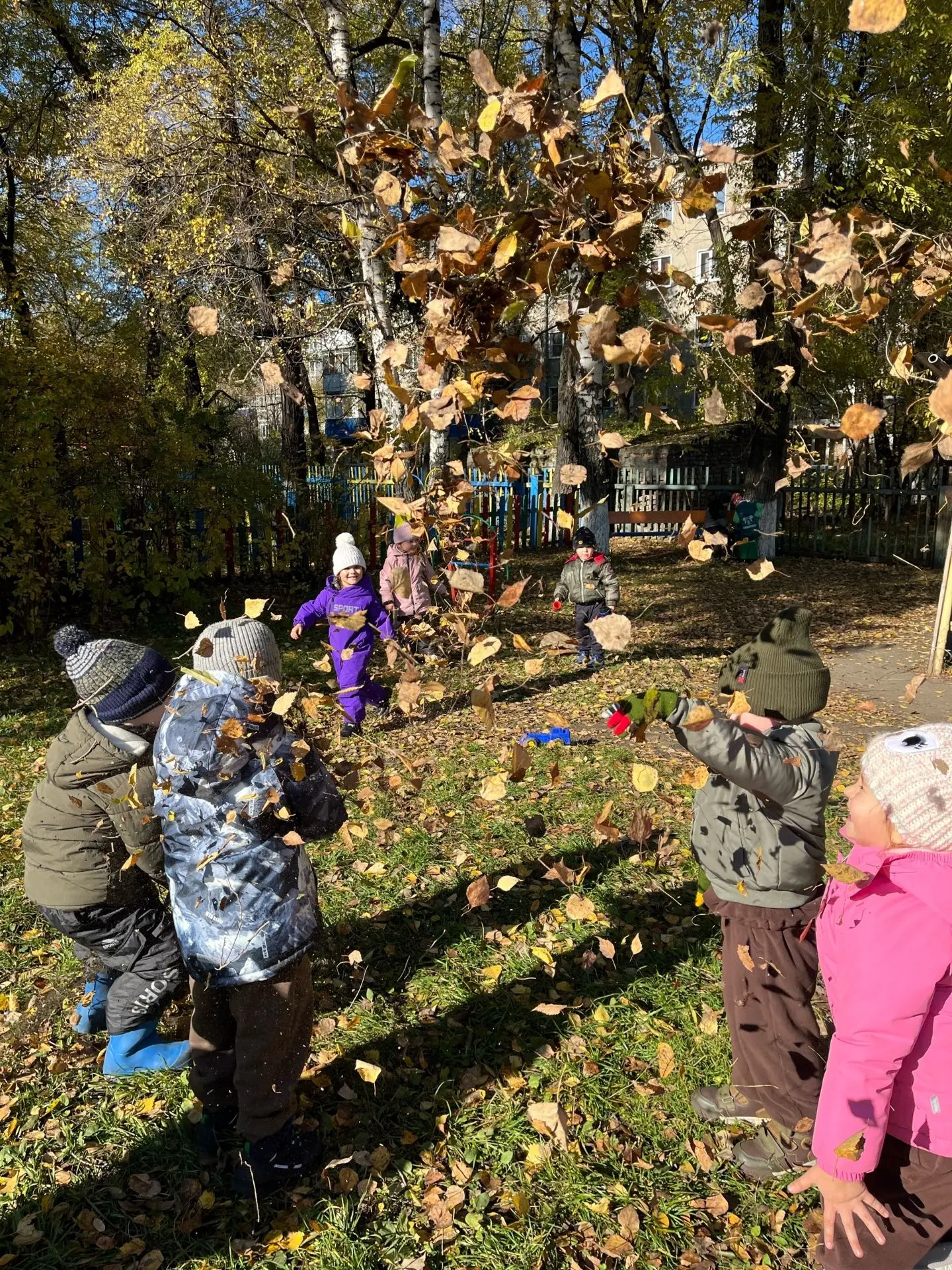 Осенняя прогулка в детском саду — это важное время для развития детей, познания природы...