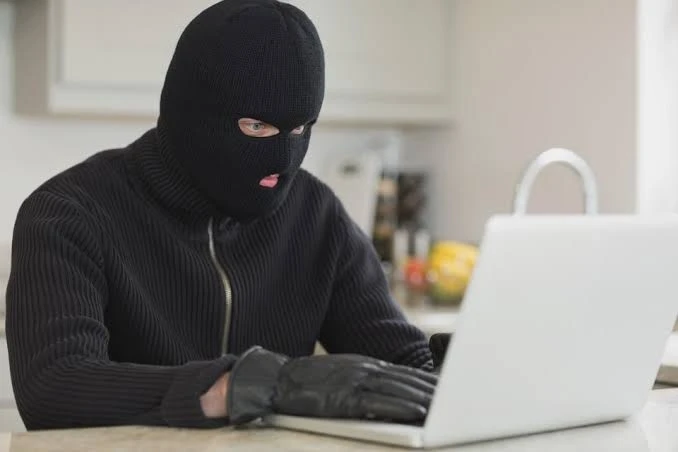Злоумышленники знакомятся с подростками в интернете, постепенно входят в доверие, а зат...