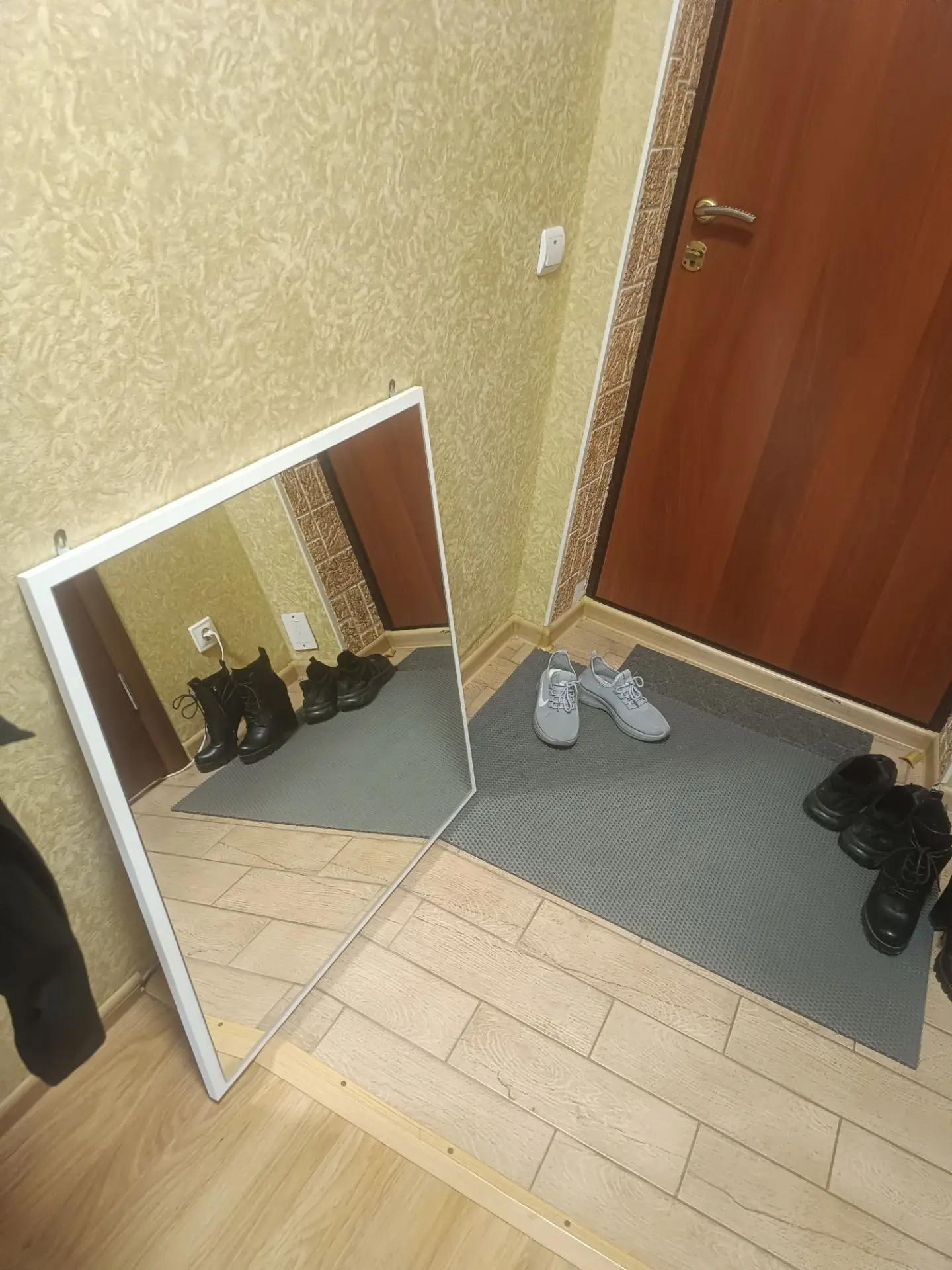 Продам зеркало диаметром плюс минус метр на метр в демском районе за 1000