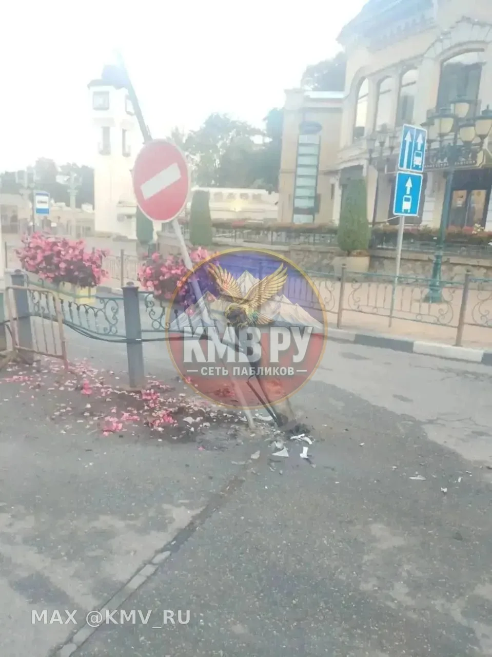 🤬 Лихач повредил ограждение с цветами в Кисловодске.