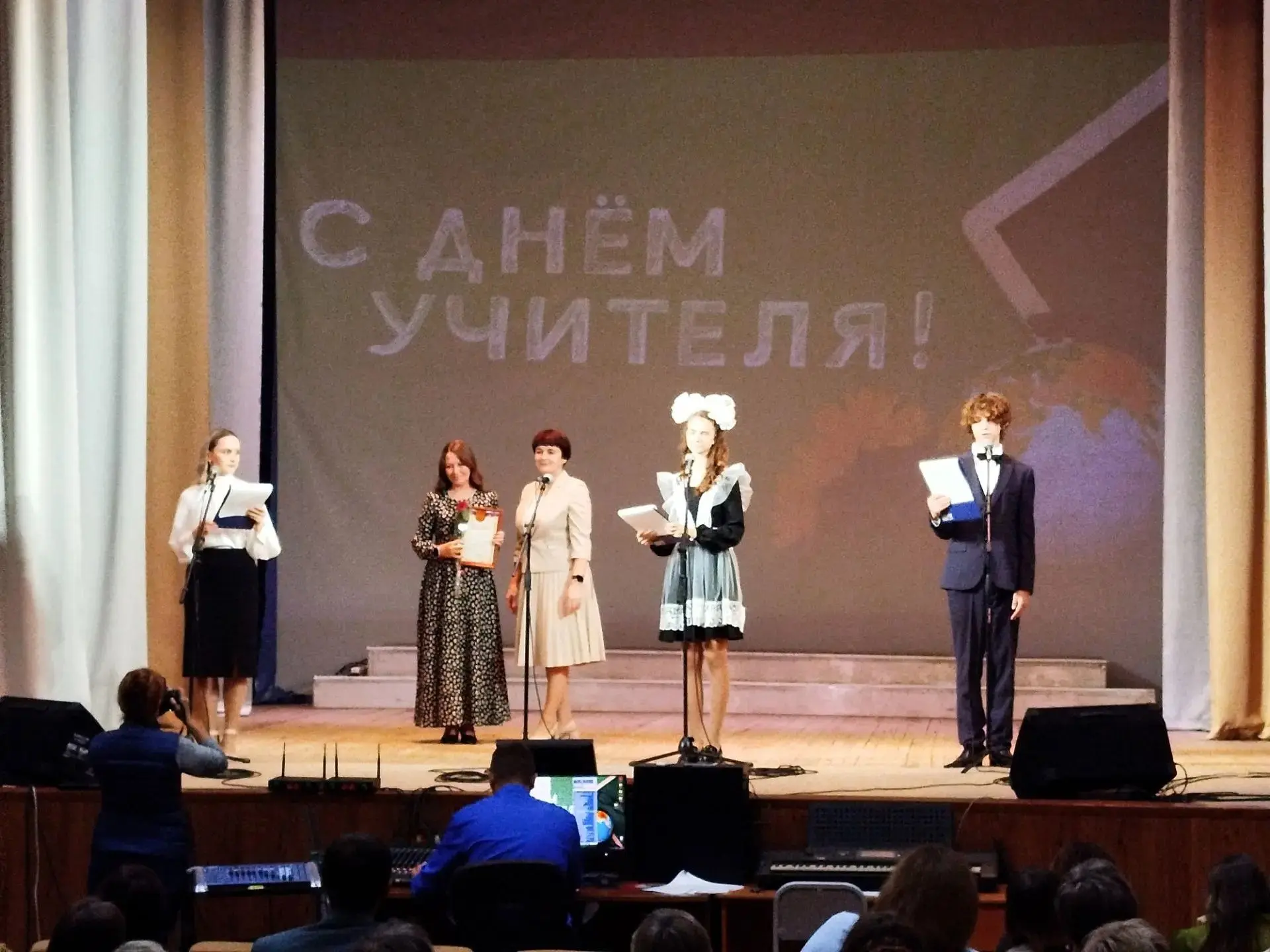 🌺 2 октября в Нижнеомском Доме Культуры прошёл праздничный концерт, посвящённый Дню уч...
