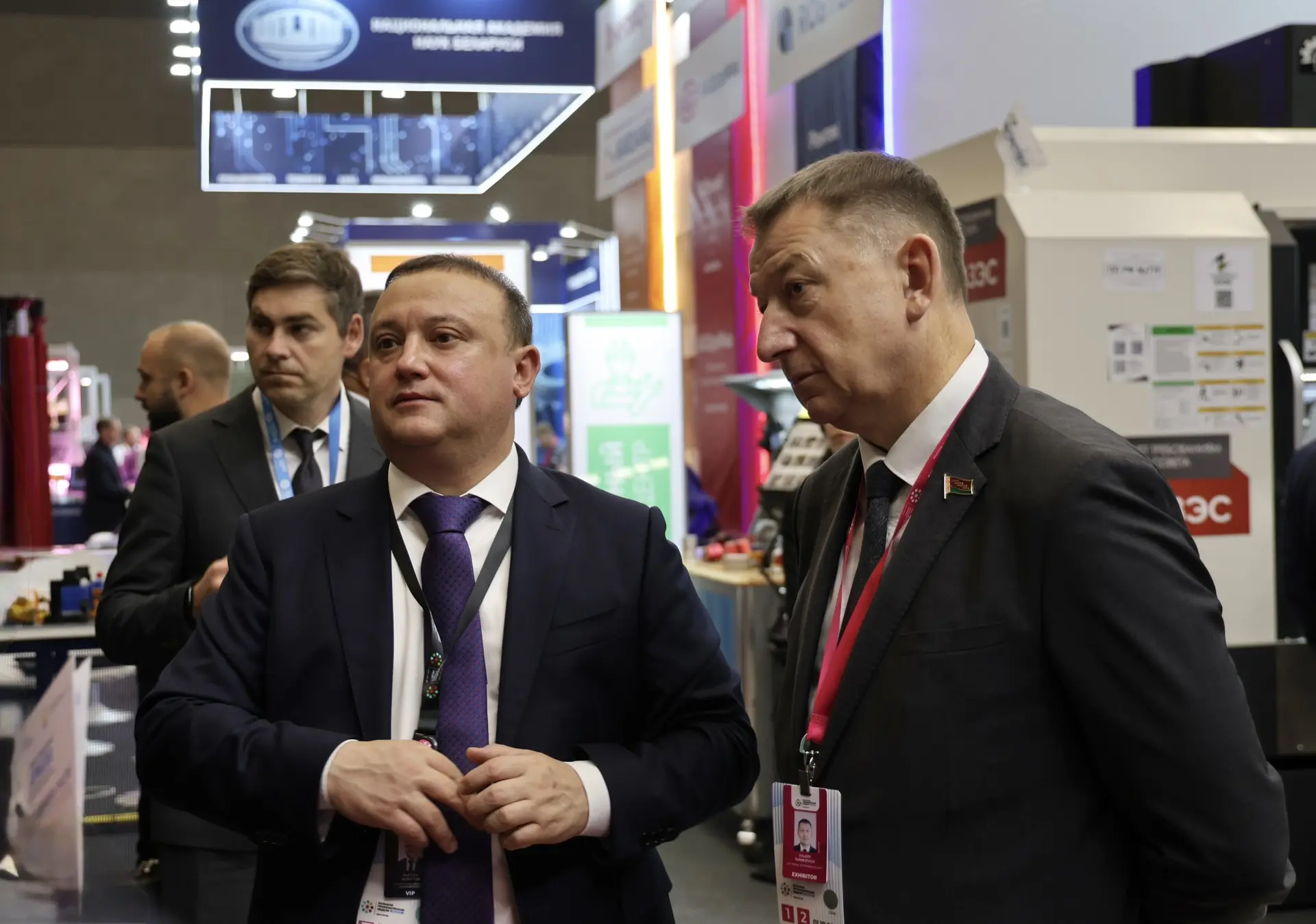На промышленном форуме «ИННОПРОМ. Беларусь» у стенда Минского автомобильного завода вст...