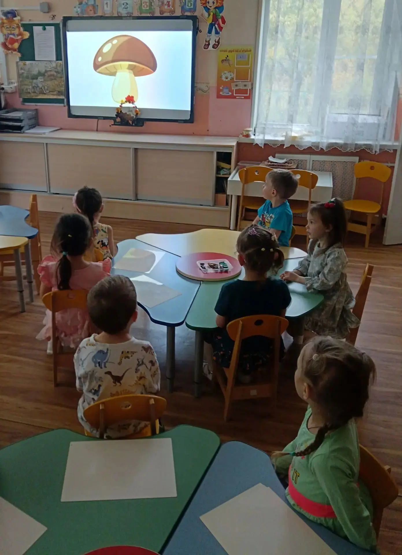 Занятие по художественно- эстетическому развитию прошло в средней группе.