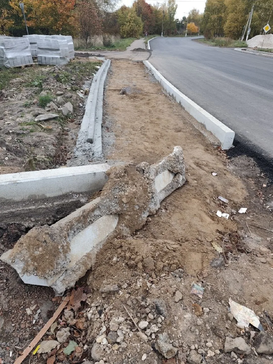 А вот так с ремонтом тротуаров на ул. Ухова от Долины нищих в сторону поликлиники. Изна...