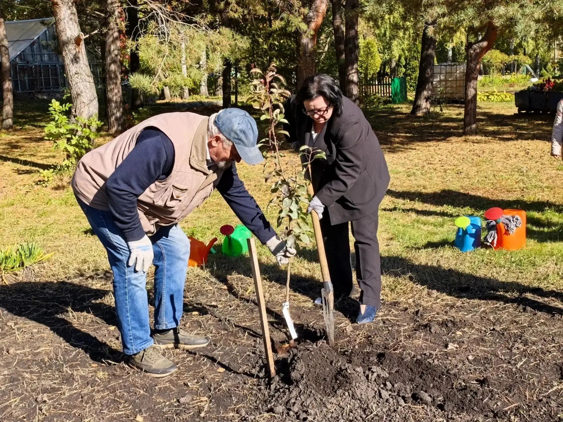 🌱В «Экокампусе» заложили аллею в честь Дня работников дополнительного образования