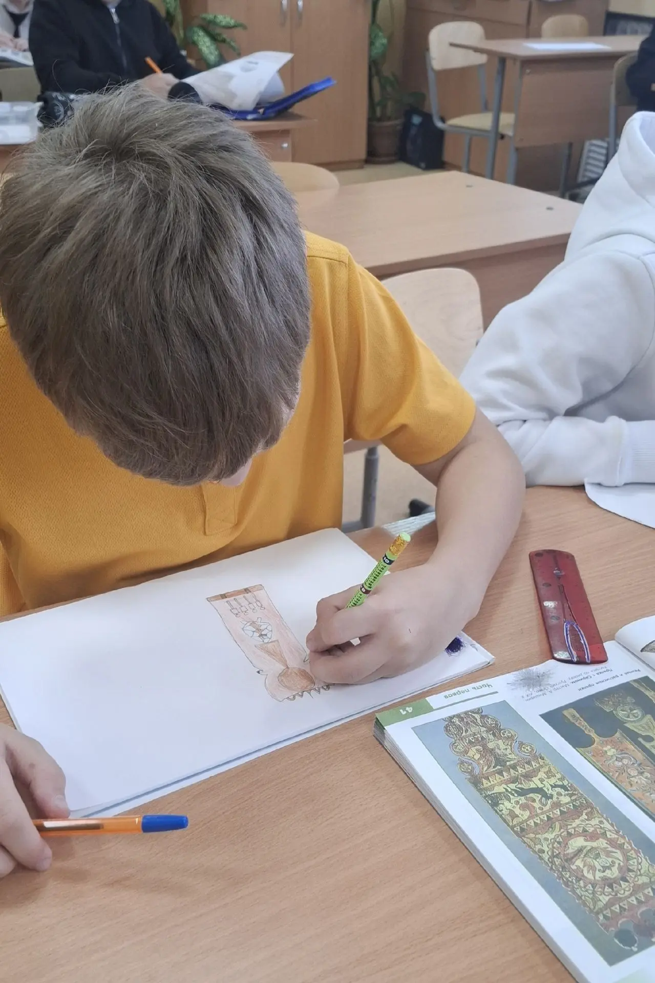 На уроках ИЗО в 5-х классах мы погрузились в удивительный мир русского народного искусс...